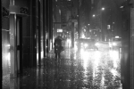 Zdjęcie kobiety w deszczu